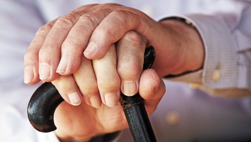 Hände einer Seniorin